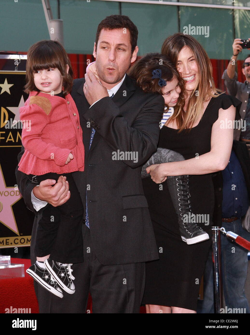 Adam Sandler avec sa femme et ses enfants Adam Sandler est honoré sur le Hollywood Walk of Fame et reçoit son Étoile au cours d'une cérémonie spéciale à Hollywood. Los Angeles, Californie - Obligatoire 01.02.11 Banque D'Images