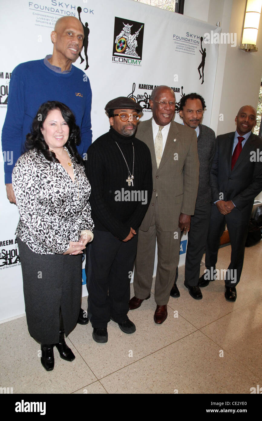 Cynthia Copeland, Kareem Abdul-Jabbar, Spike Lee, le Dr Howard Dodson Jr., vous Kareem Abdul-Jabbar présente sur les épaules de géants au Schomburg center for research in black culture New York City, USA - 09.02.11 Banque D'Images