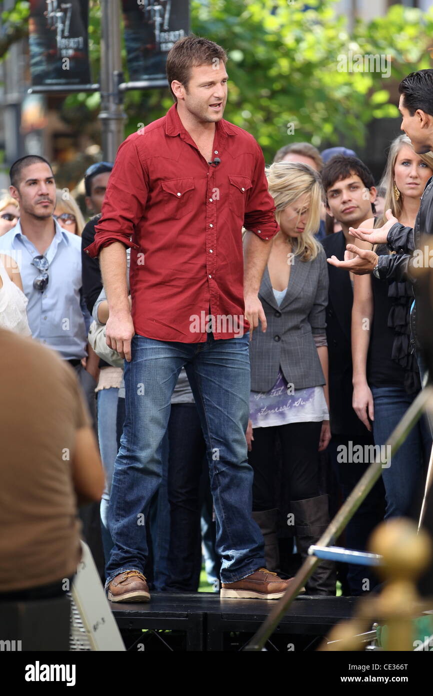 Entraîneur des animaux Dave Salmoni filmer une entrevue pour le programme de télévision de divertissement 'Extra' du Grove à Hollywood Los Angeles, Californie - 08.10.10 Banque D'Images