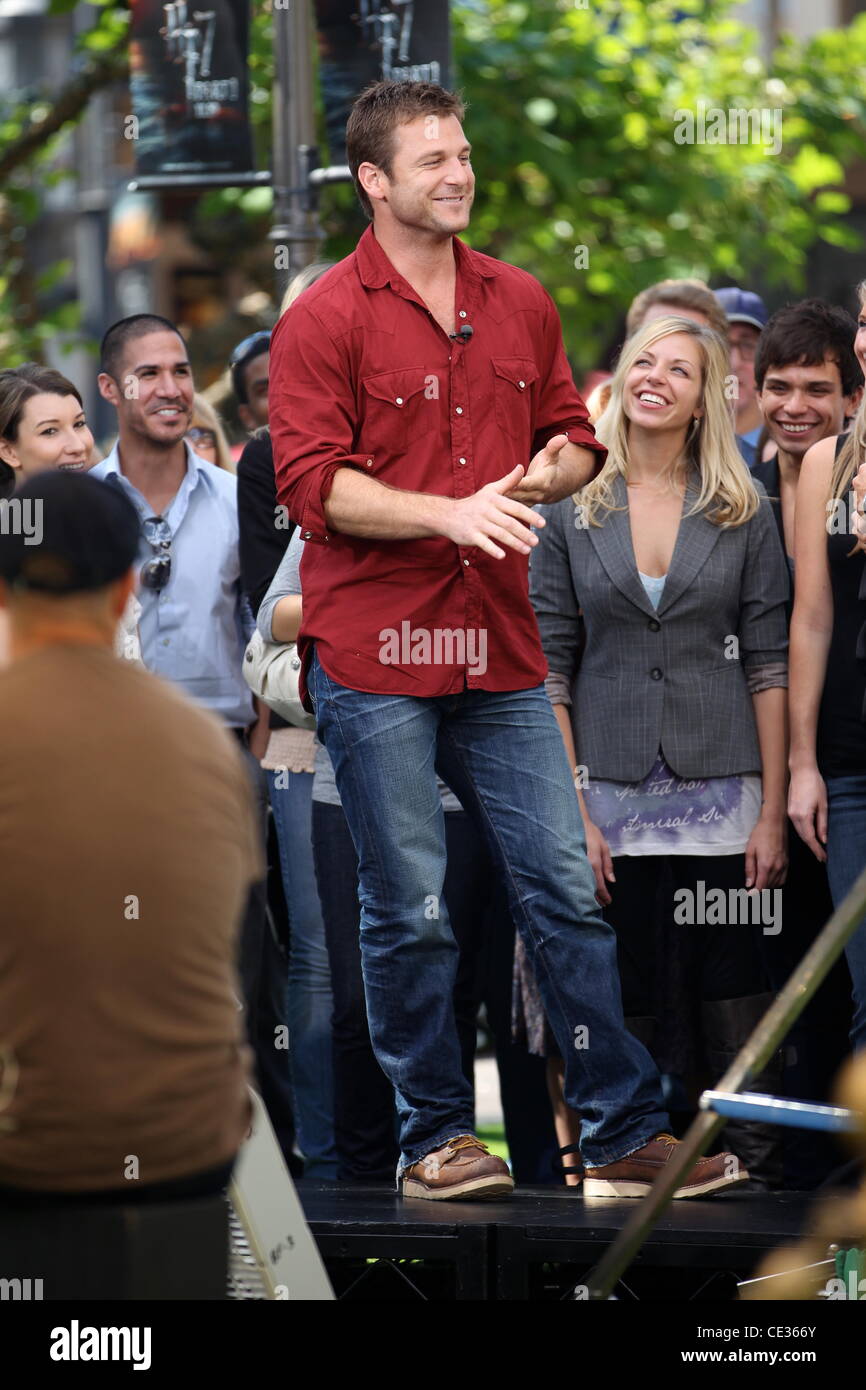 Entraîneur des animaux Dave Salmoni filmer une entrevue pour le programme de télévision de divertissement 'Extra' du Grove à Hollywood Los Angeles, Californie - 08.10.10 Banque D'Images