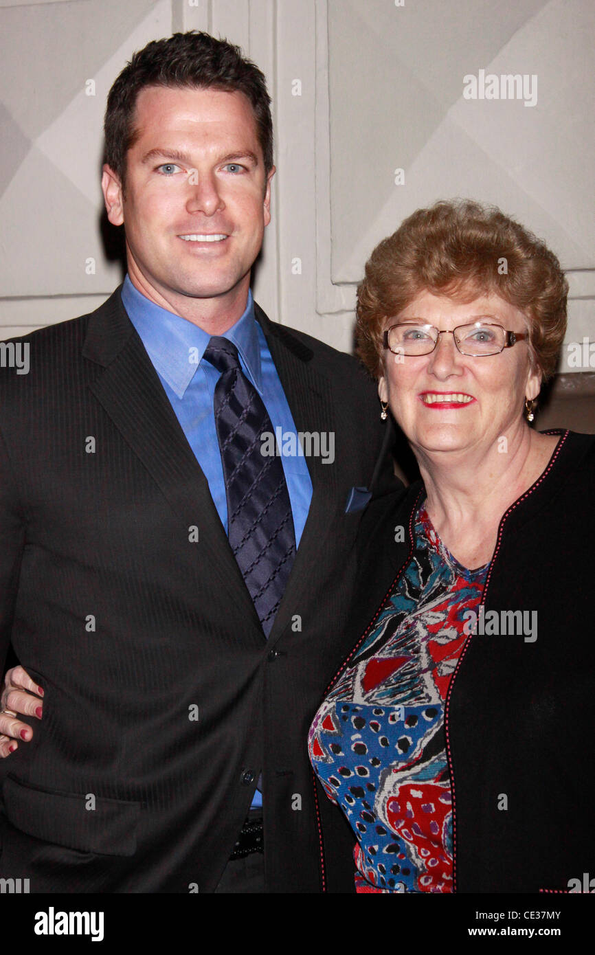 Journaliste de CNN Thomas Roberts et sa mère soirée d'ouverture de la production de Broadway de 'David Mamet une vie au théâtre' à la Schoenfeld Theatre - Arrivées. La ville de New York, USA - 12.10.10 Banque D'Images