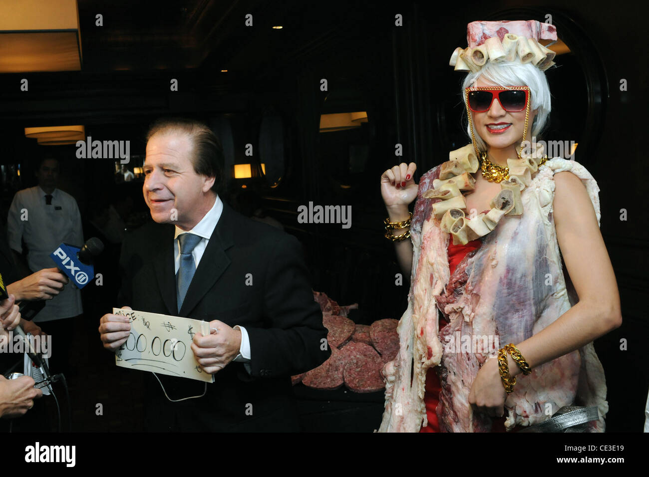 Old Homestead Steak House propriétaire Marc Sherry pose avec le modèle Mery  Mery Modèle Lopez Lopez affiche une Lady Gaga robe viande inspiré qui a été  mis en vente à l'Old Homestead