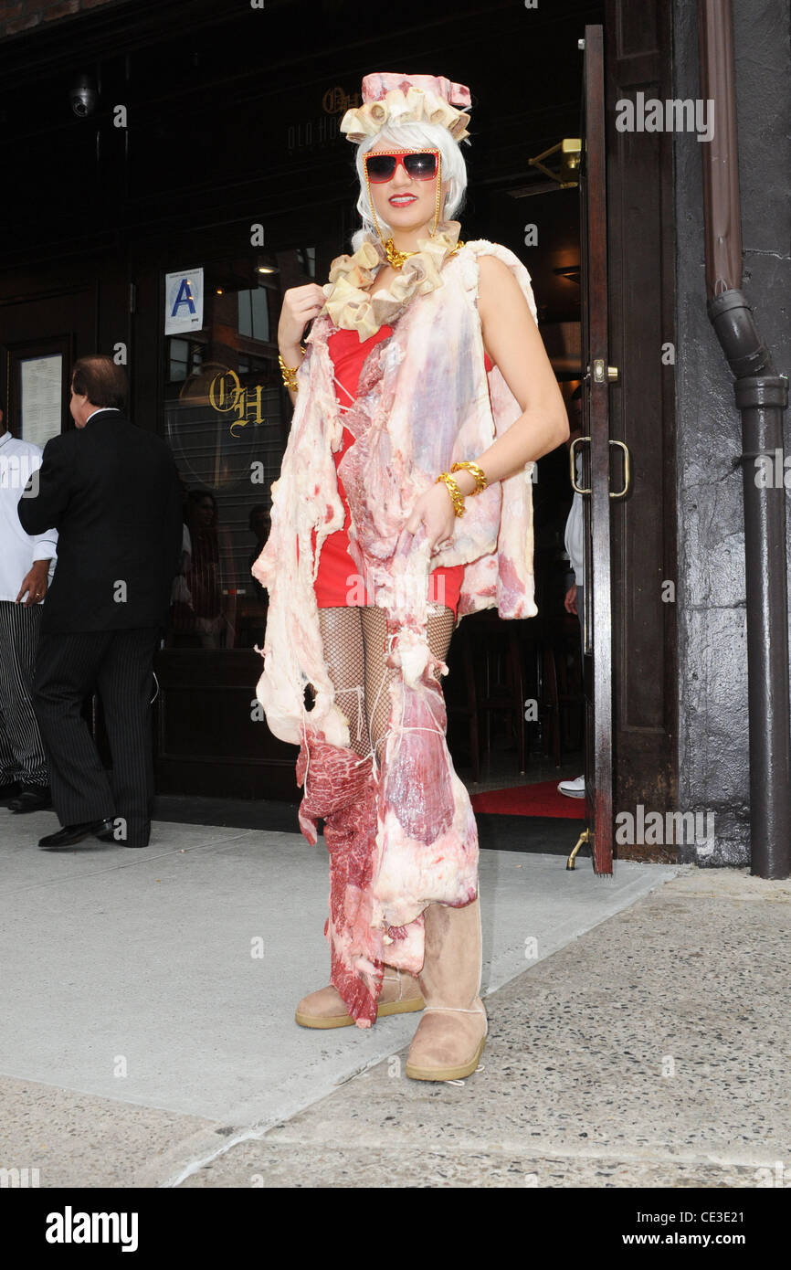 Mery modèle Lopez affiche une Lady Gaga robe viande inspiré qui a été mis  en vente à l'Old Homestead Steak House à New York, avec une étiquette de  prix de 100 000,00 $