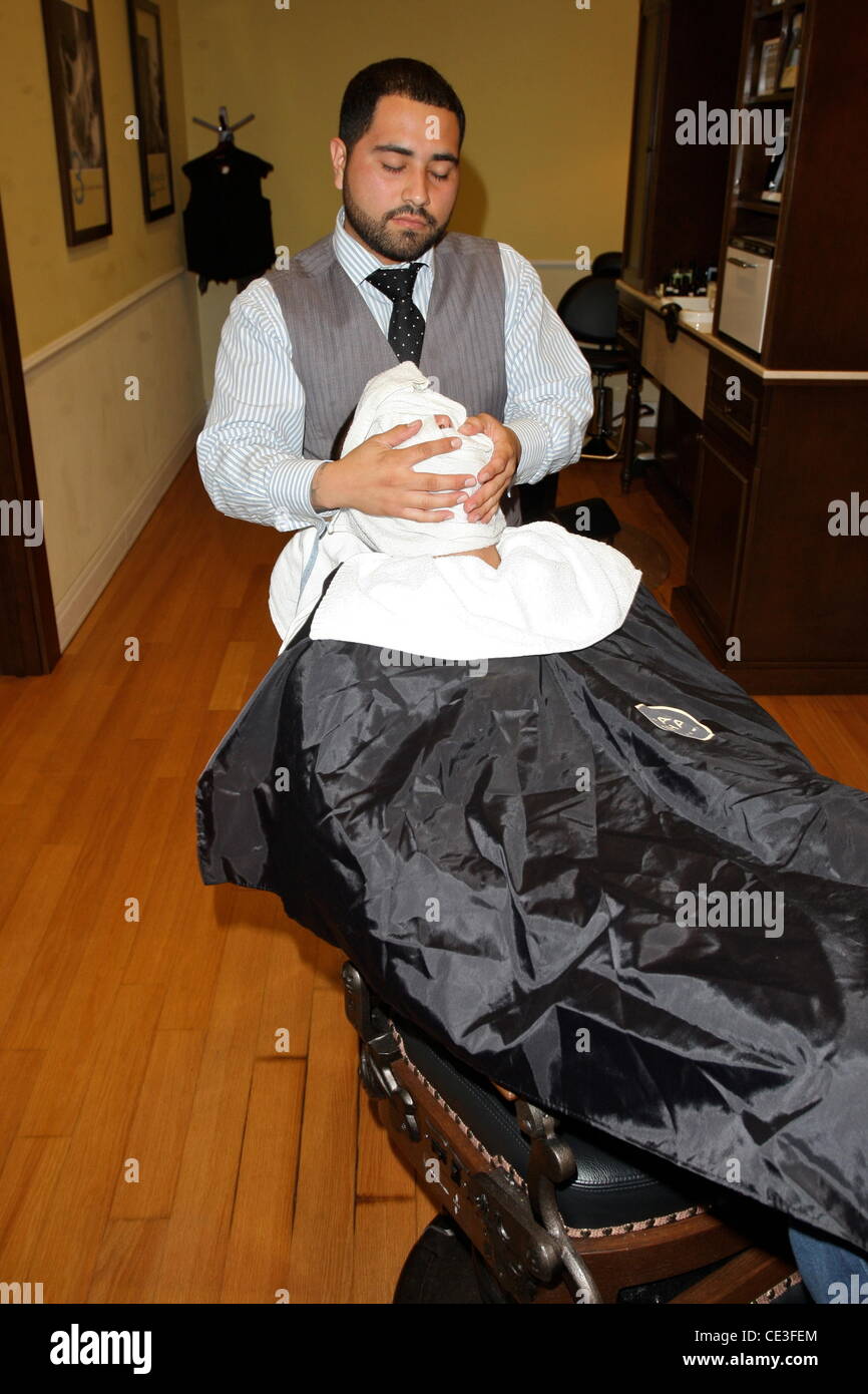 Nick Swisher, le voltigeur des Yankees de New York de se raser la barbe à l'Art du rasage, Americana marque à Los Angeles, Californie - 03.11.10 Banque D'Images