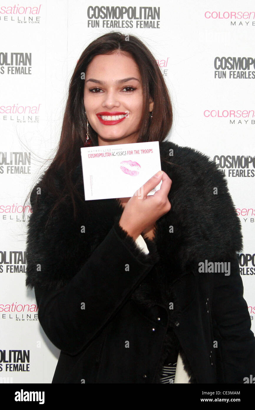 Super modèle Lisalla Monténégro Magazine Cosmopolitan, Maybelline et l'USO Collecter des baisers pour les troupes militaires sur l'Île, Times Square New York City, USA - 11.11.10 Banque D'Images