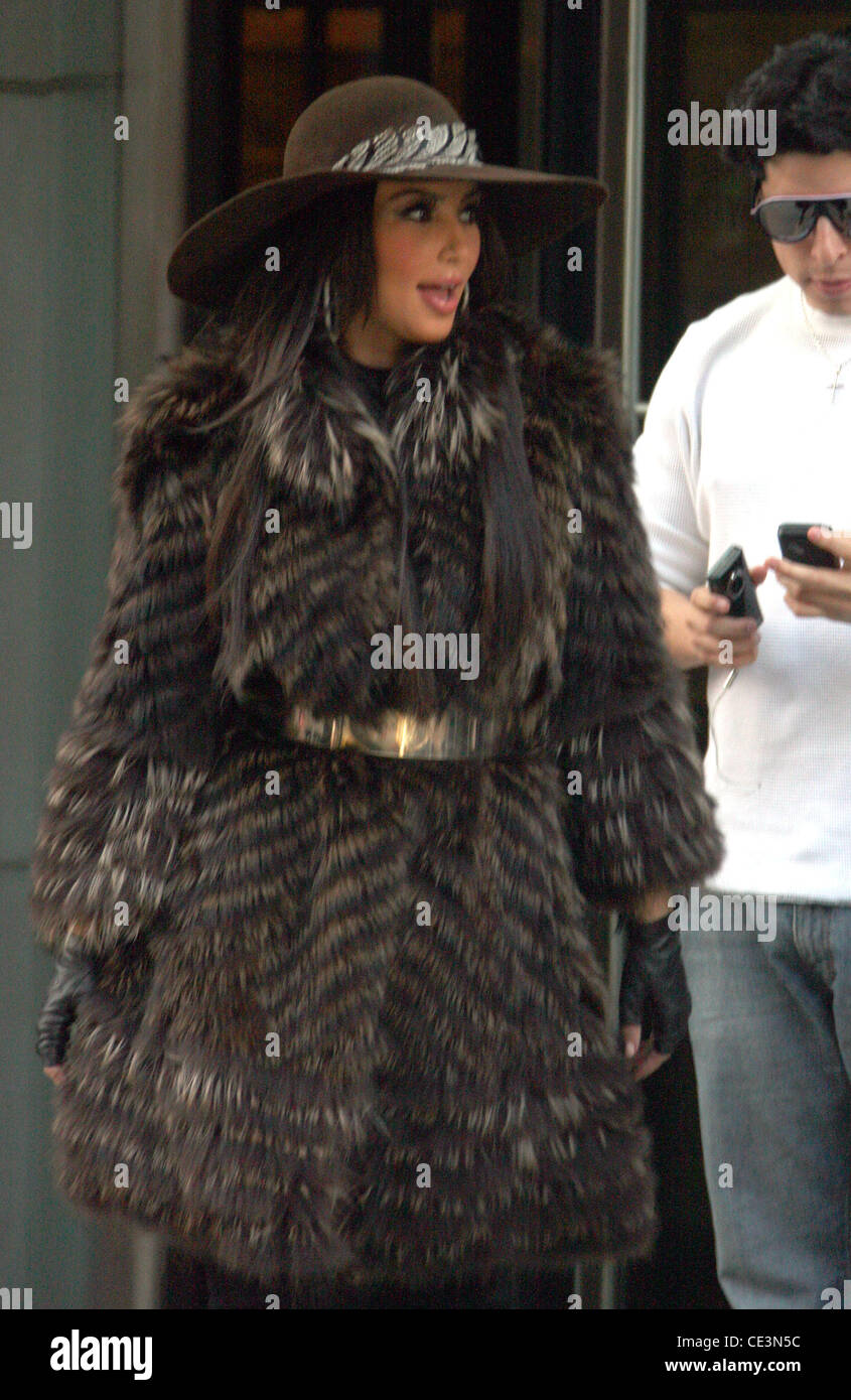 Kim Kardashian quitter son hôtel portant un manteau de fourrure à New York  City, USA - 14.11.10 Photo Stock - Alamy