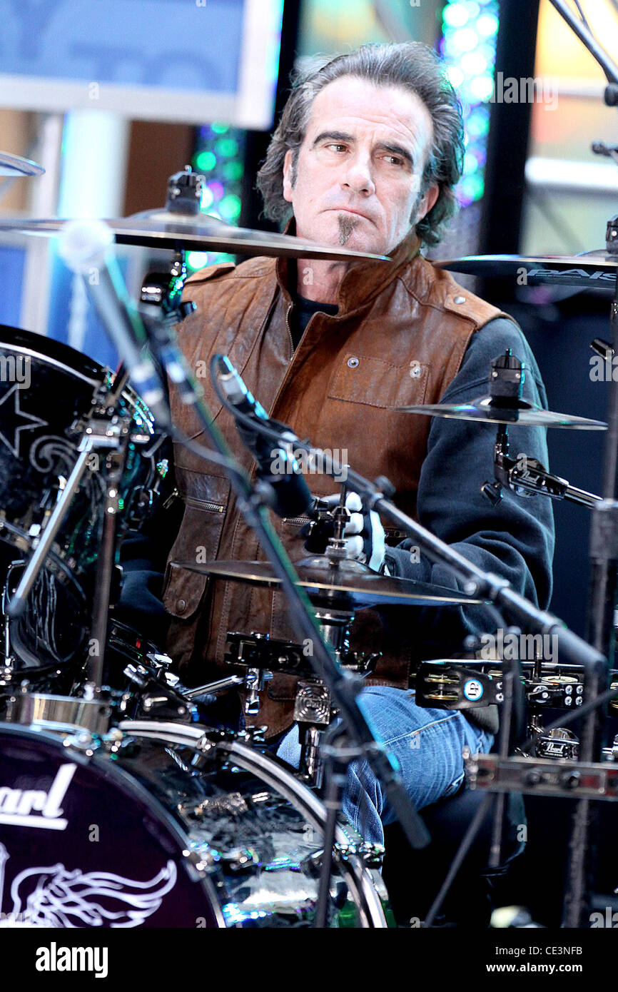 Tico Torres Bon Jovi live au Rockefeller Center dans le cadre de la 'Today  Show' concert series New York City, USA - 12.11.10 Photo Stock - Alamy