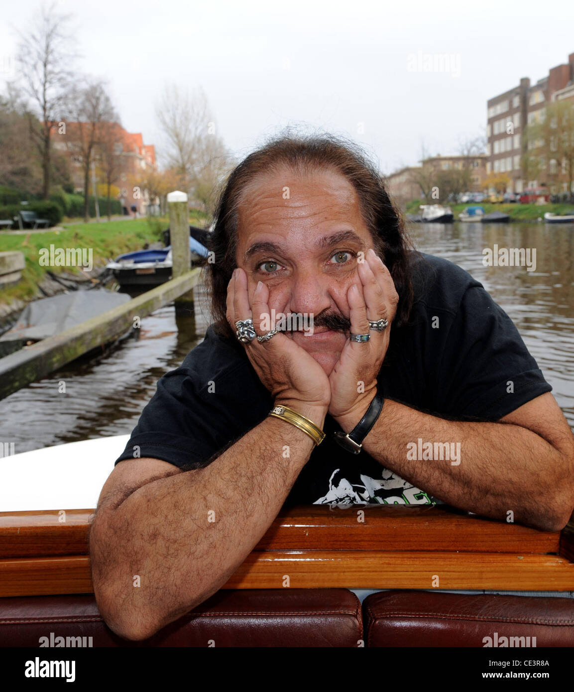 Ron Jeremy favorise l'www.expornstar.com site web tout en profitant d'une  balade en bateau si les canaux d'Amsterdam. Amsterdam, Pays-Bas - 18.11.10  Photo Stock - Alamy