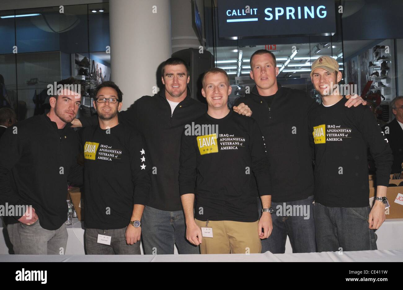 Matt Dodge, Bear Pascoe et Kevin Boss New York pro joueurs de football en partenariat avec Joseph Abboud et Anciens Combattants IAVA pour distribuer des colis pour les soldats reviennent de JC Penney. La ville de New York, USA - 07.12.10 Banque D'Images