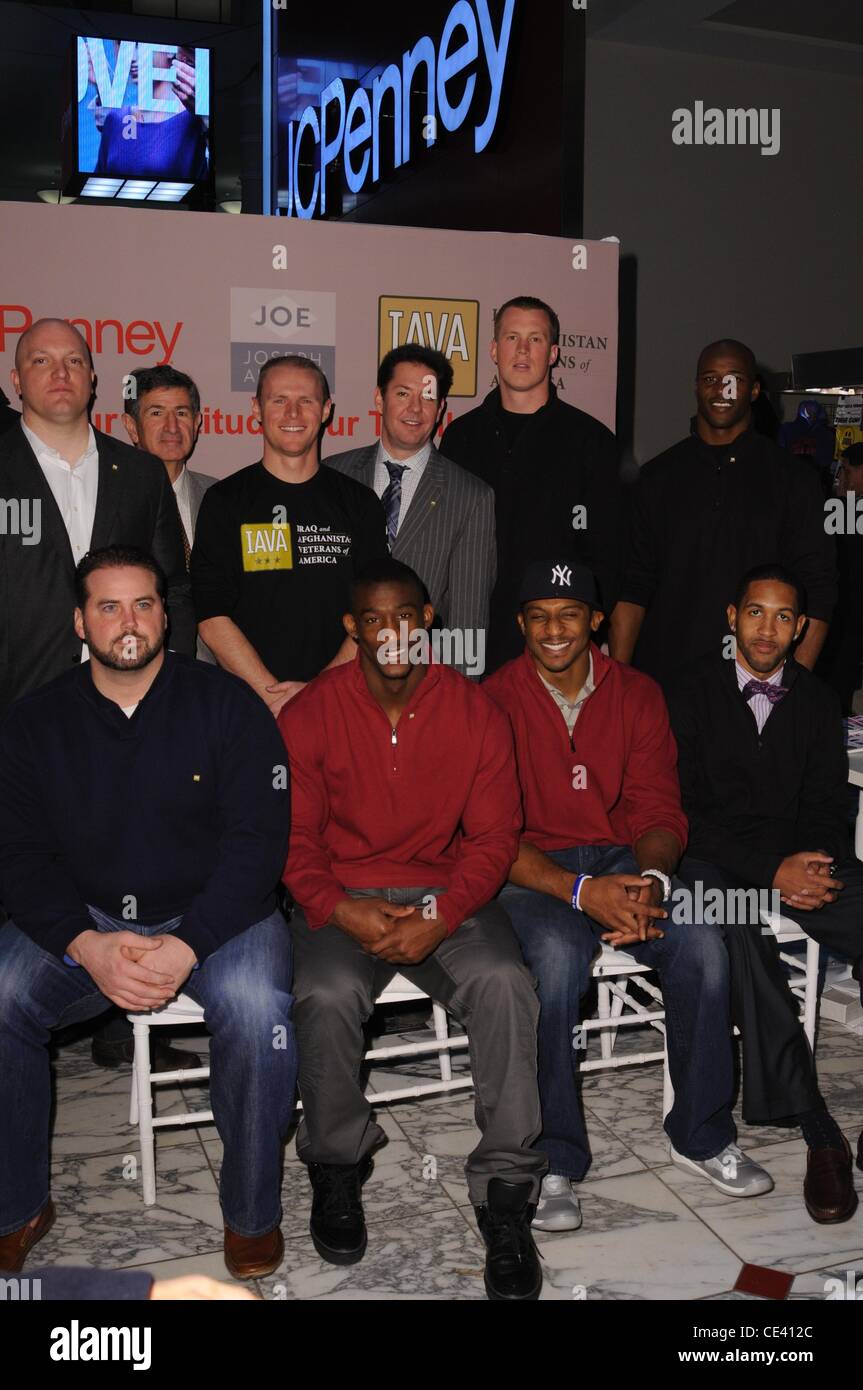 Kevin Boss, Deon Grant, Shaun O'Hara, Invité, Corey Webster et Terrell Thomas New York pro joueurs de football en partenariat avec Joseph Abboud et Anciens Combattants IAVA pour distribuer des colis pour les soldats reviennent de JC Penney. La ville de New York, USA - 07.12.10 Banque D'Images