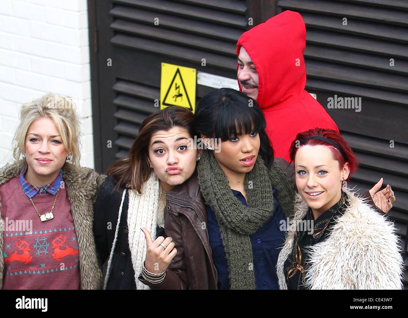 Sophie Wardman, Genève Lane, Esther Campbell, Rebecca Creighton et Wagner Carrilho arrive à 'The X Factor' studios avant ce week-end à vivre montre final Londres, Angleterre - 11.12.10 Banque D'Images