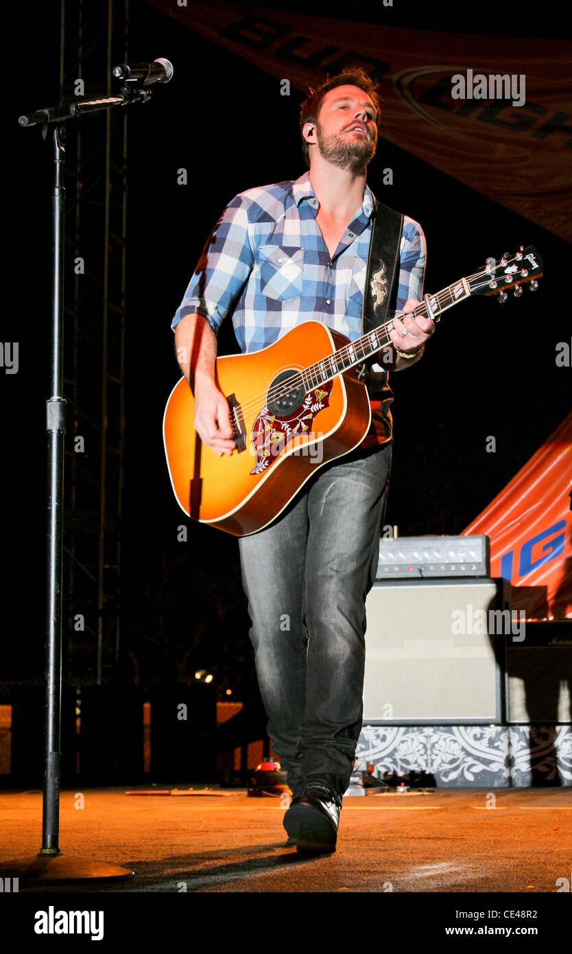 Jimi Westbrook de Little Big Town en prestation au Bud Light Orange Bowl jour Fan Zone au cours de l'Orange Bowl 2011, Stanford Cardinal contre Virginia Tech Hokies, au Sun Life Stadium de Miami, Floride - 03.01.11 Banque D'Images