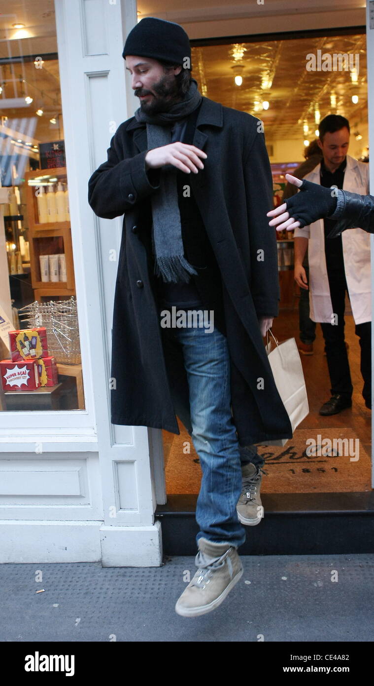 Keanu Reeves est vu shopping à Kiehl's et d'éviter les paparazzi alors que  dans Covent Garden. Londres, Angleterre - 09.01.11 Photo Stock - Alamy