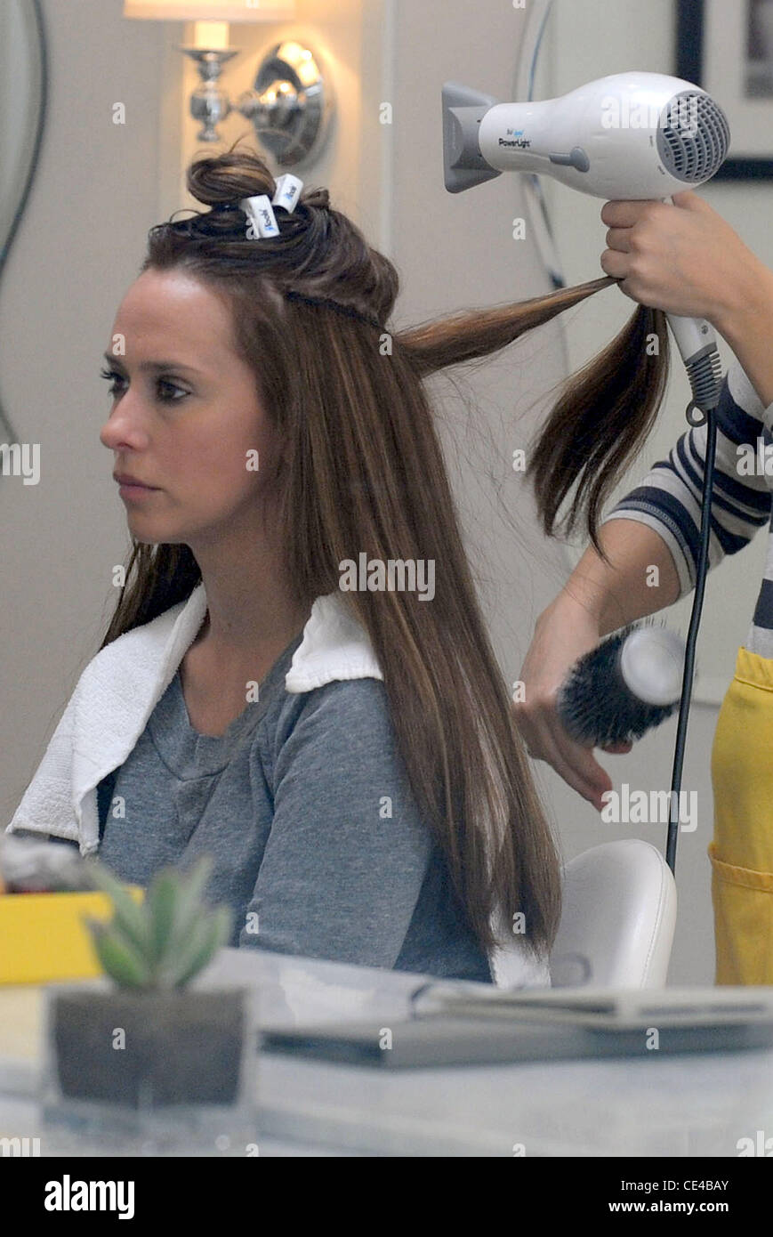 Jennifer Love Hewitt se coup de cheveux séchés à Drybar dans Studio City  Los Angeles, Californie - 12.01.11 Photo Stock - Alamy