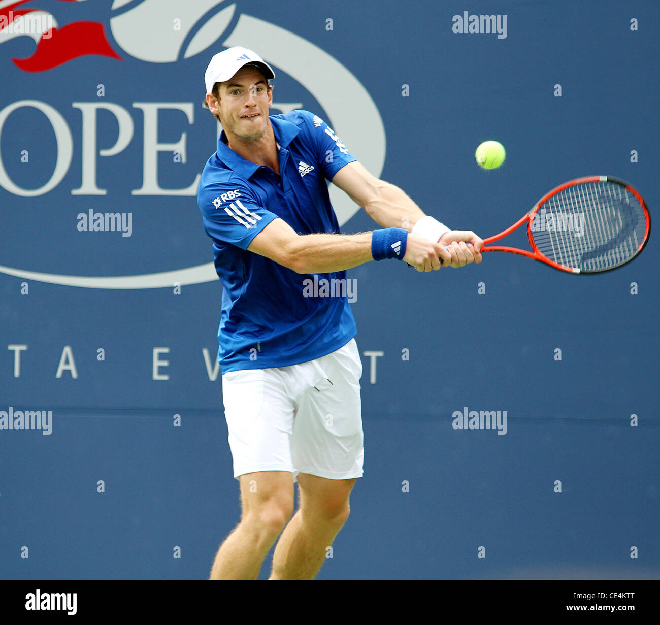 Andy Murray Andy Murray (GBR) est en concurrence contre Dustin Brown (JAM) au cours d'un match du tournoi le jour 5 de l'US Open 2010 à l'Arthur Ashe Stadium de l'USTA à Flushing, Queens. Murray gagne avec un score de 7-5 6-3 6-0. La ville de New York, USA - 03.09.10 Banque D'Images
