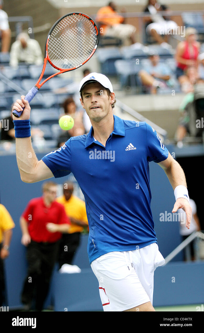 Andy Murray Andy Murray (GBR) est en concurrence contre Dustin Brown (JAM) au cours d'un match du tournoi le jour 5 de l'US Open 2010 à l'Arthur Ashe Stadium de l'USTA à Flushing, Queens. Murray gagne avec un score de 7-5 6-3 6-0. La ville de New York, USA - 03.09.10 Banque D'Images