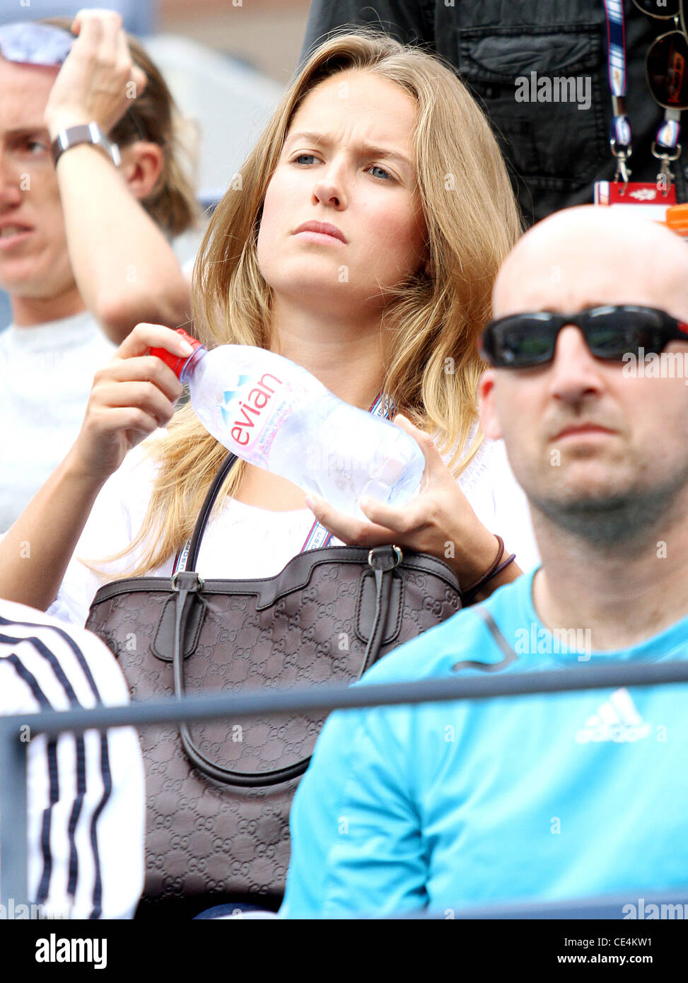 Kim Kim Sears Sears regarde son petit ami Andy Murray jouer. Andy Murray (GBR) est en concurrence contre Dustin Brown (JAM) au cours d'un match du tournoi le jour 5 de l'US Open 2010 à l'Arthur Ashe Stadium de l'USTA à Flushing, Queens. Murray gagne avec un score de 7 Banque D'Images