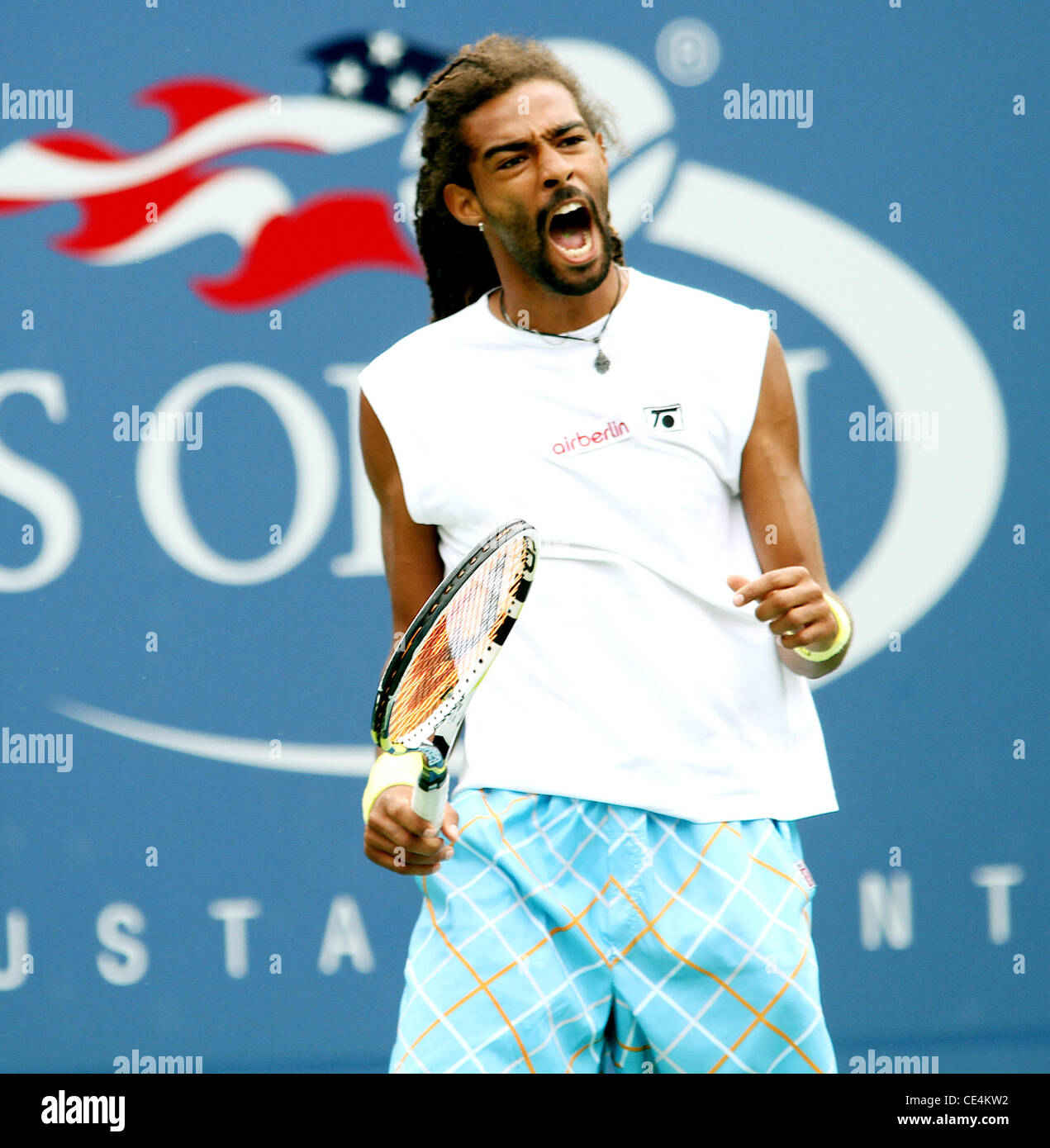 Dusitn Brown Andy Murray (GBR) est en concurrence contre Dustin Brown (JAM) au cours d'un match du tournoi le jour 5 de l'US Open 2010 à l'Arthur Ashe Stadium de l'USTA à Flushing, Queens. Murray gagne avec un score de 7-5 6-3 6-0. La ville de New York, USA - 03.09.10 Banque D'Images