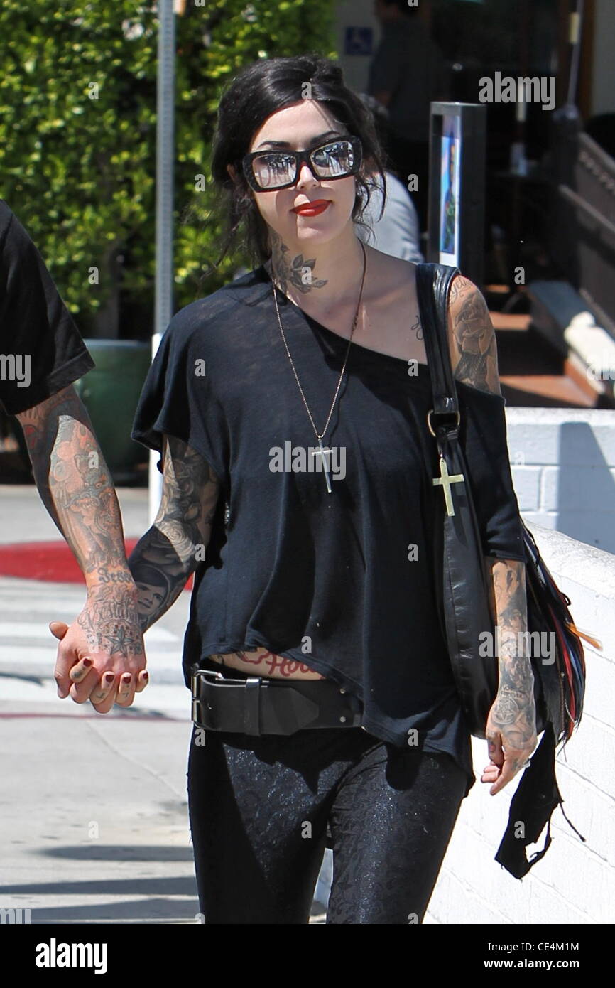 Kat Von D et Jesse James déjeuner ensemble au Café Urth et plus tard à la  tête de Kat tatouage LA Ink. Los Angeles, Californie - 03.09.10 Photo Stock  - Alamy