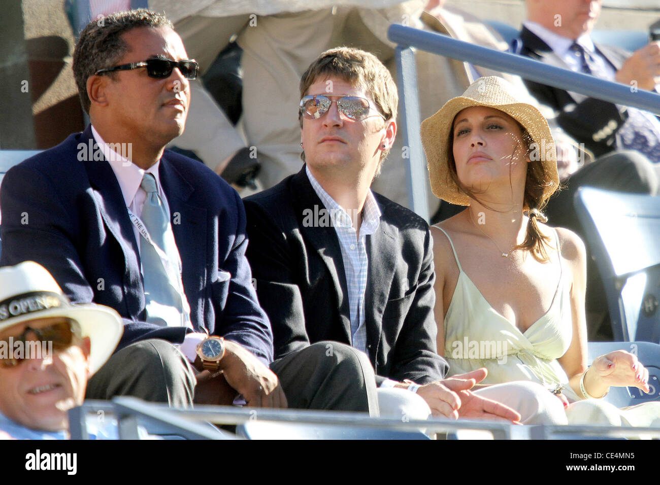 Guest et Rob Thomas et épouse Marisol Maldonado Célébrités regardant le match de finale des hommes au jour 10 de l'US Open 2010 à l'Arthur Ashe Stadium de l'USTA à Flushing, Queens, New York City, USA - 08.09.10 Banque D'Images