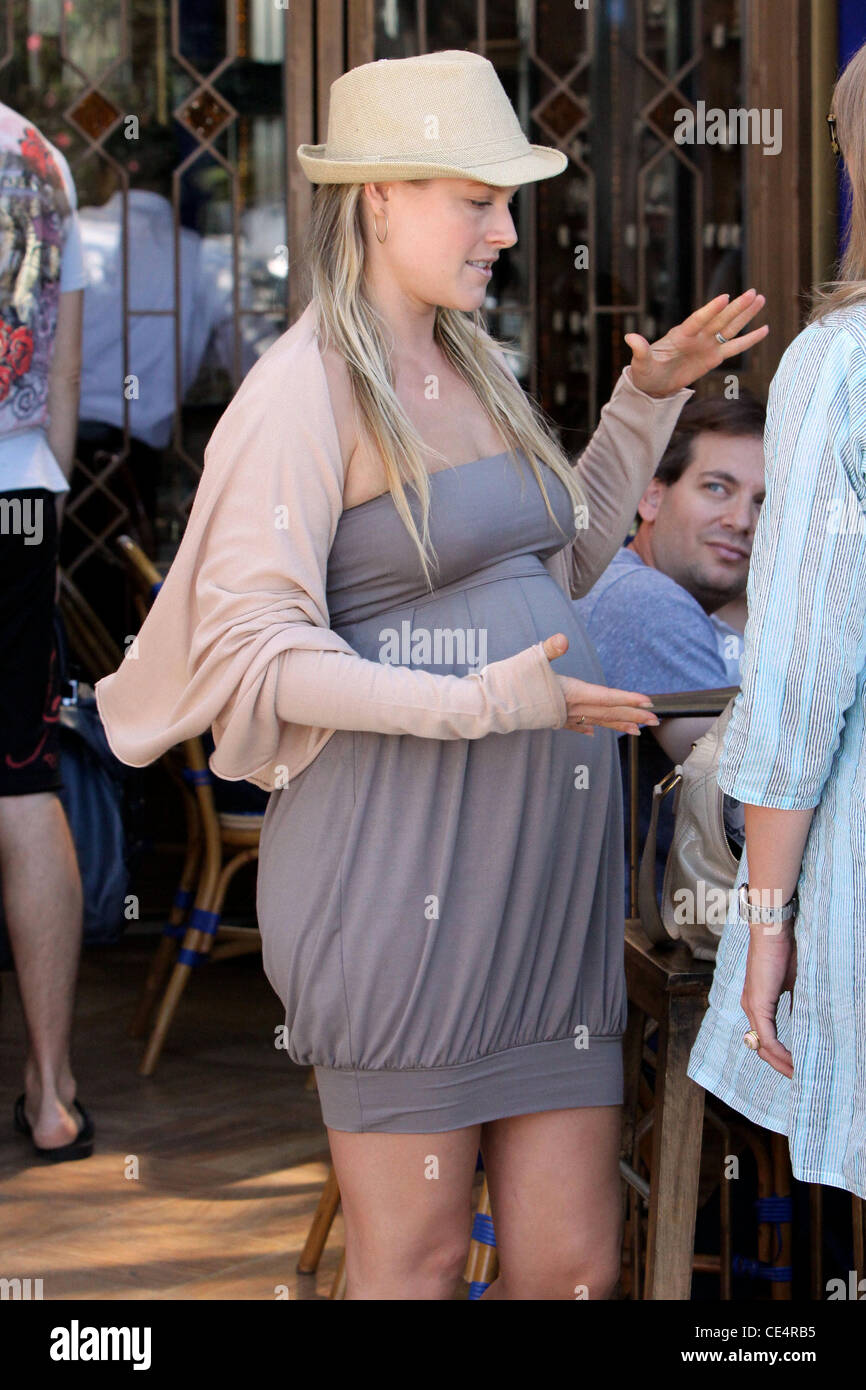 Ali Larter enceinte laisse peu de café à côté de Los Angeles, Californie - 13.08.10 Banque D'Images