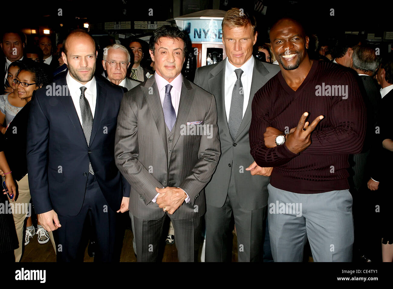 Jason Statham, Sylvester Stallone, Dolph Lundgren, Terry Crews le casting de "l'usure" rend visite à la Bourse de New York pour sonner la cloche d'ouverture de la ville de New York, USA - 19.08.10 Banque D'Images