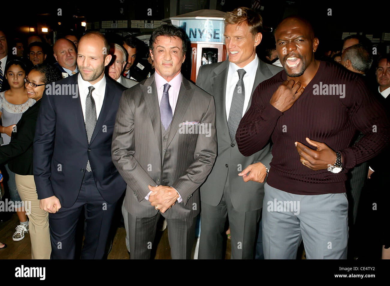 Jason Statham, Sylvester Stallone, Dolph Lundgren, Terry Crews le casting de "l'usure" rend visite à la Bourse de New York pour sonner la cloche d'ouverture de la ville de New York, USA - 19.08.10 Banque D'Images