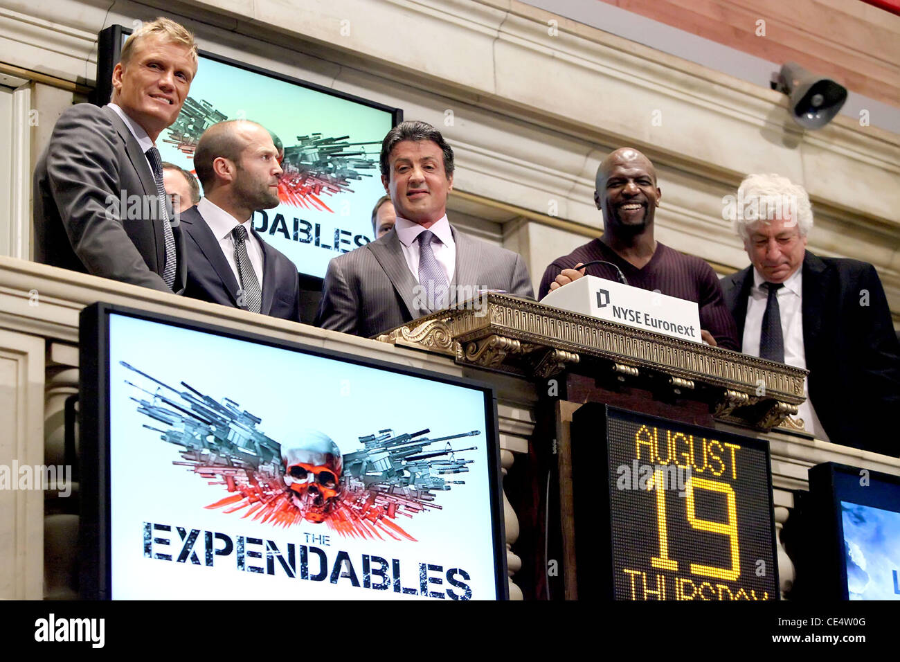 Dolph Lundgren, Jason Statham, Sylvester Stallone et Terry Crews Le cast de 'l'usure' visiter la Bourse de New York pour sonner la cloche d'ouverture de la ville de New York, USA - 19.08.10 Banque D'Images