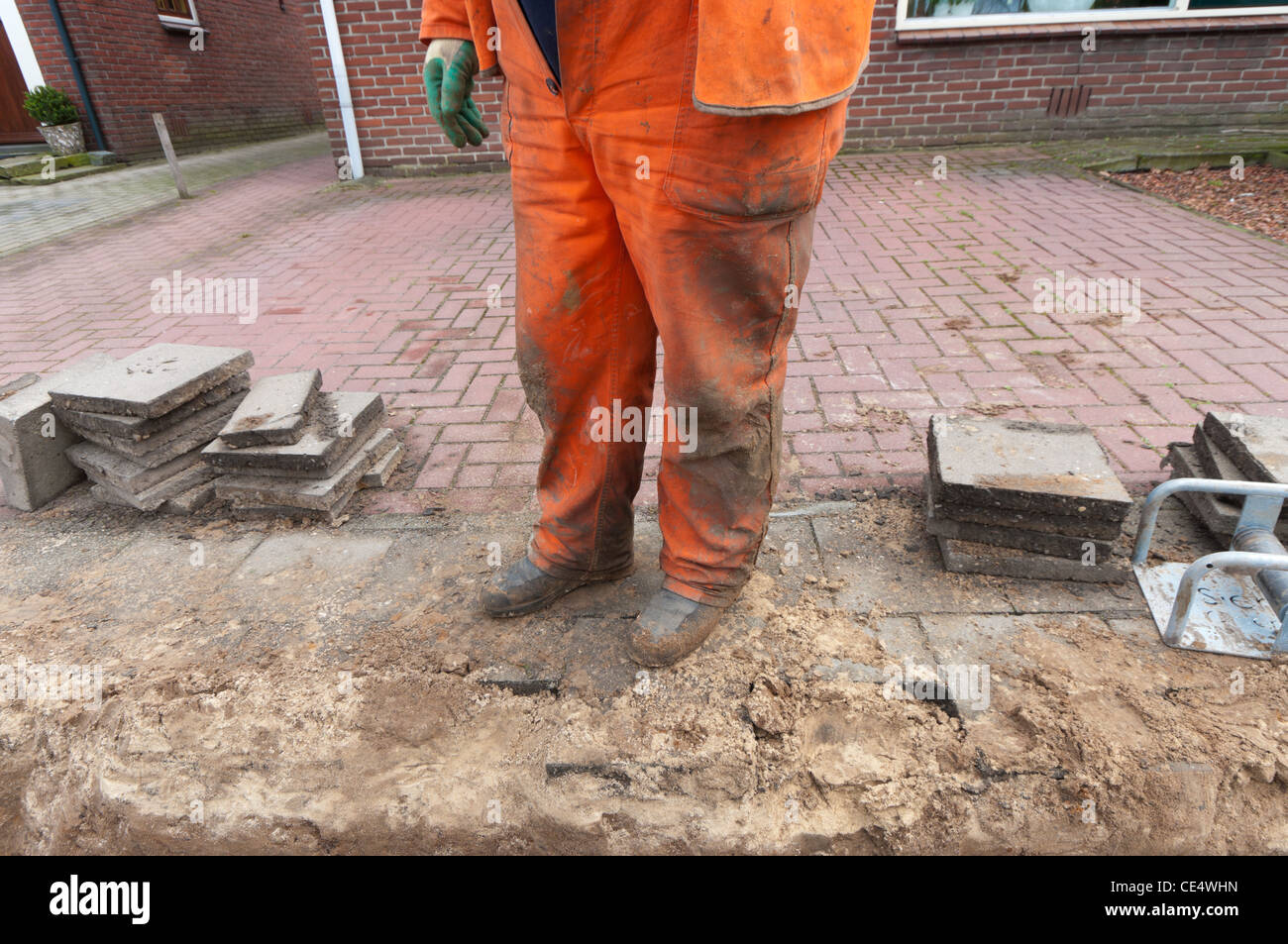 Travailleur de rue avec orange sale dans l'ensemble Banque D'Images