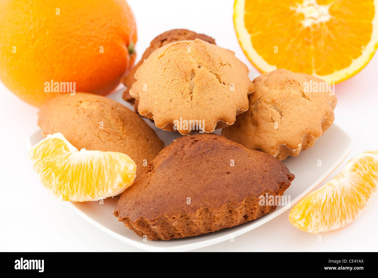 Petit gâteau sucré avec des fruits sur la plaque Banque D'Images