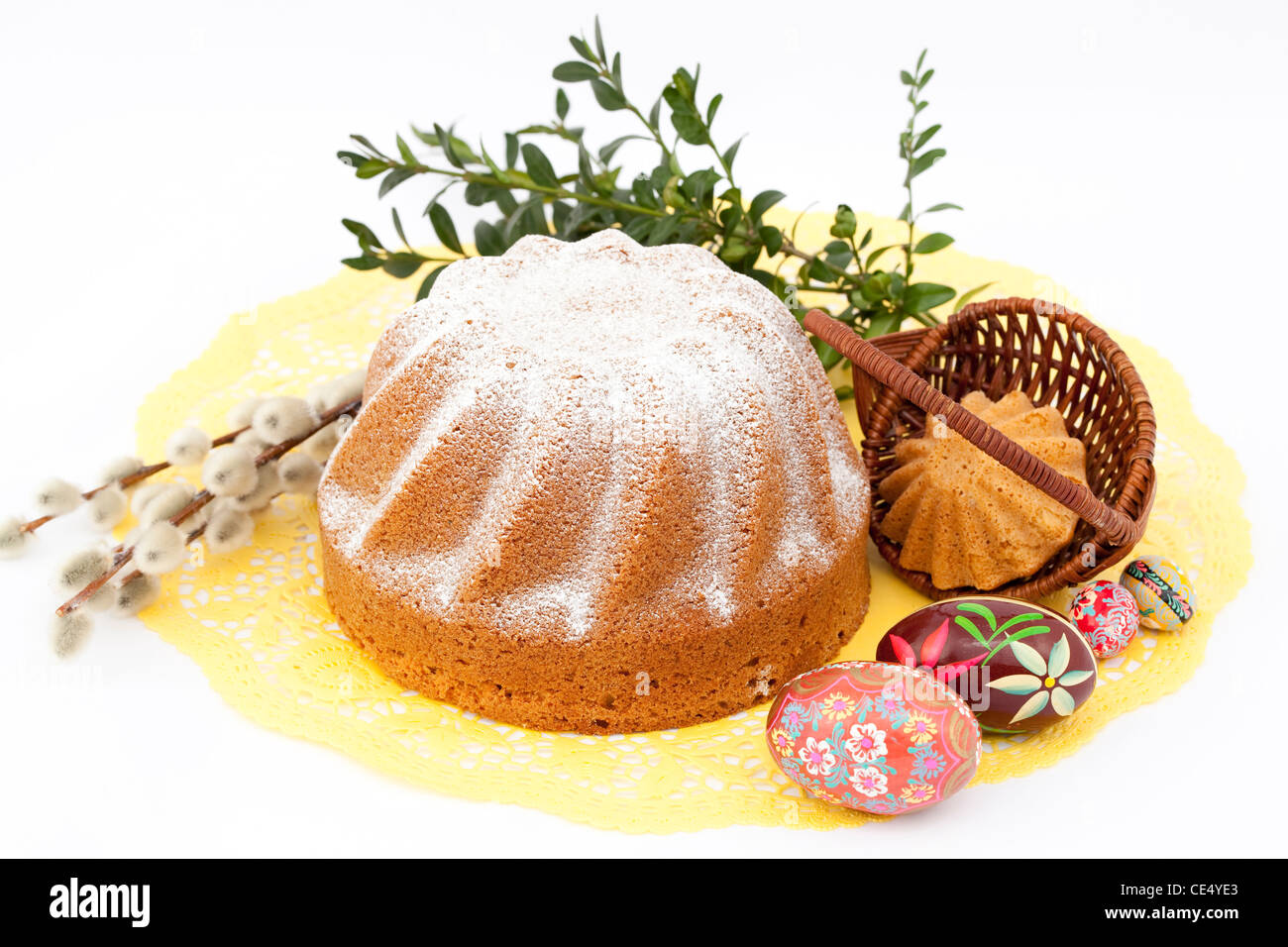 Sweet gâteau de Pâques avec les oeufs de Pâques colorés Banque D'Images