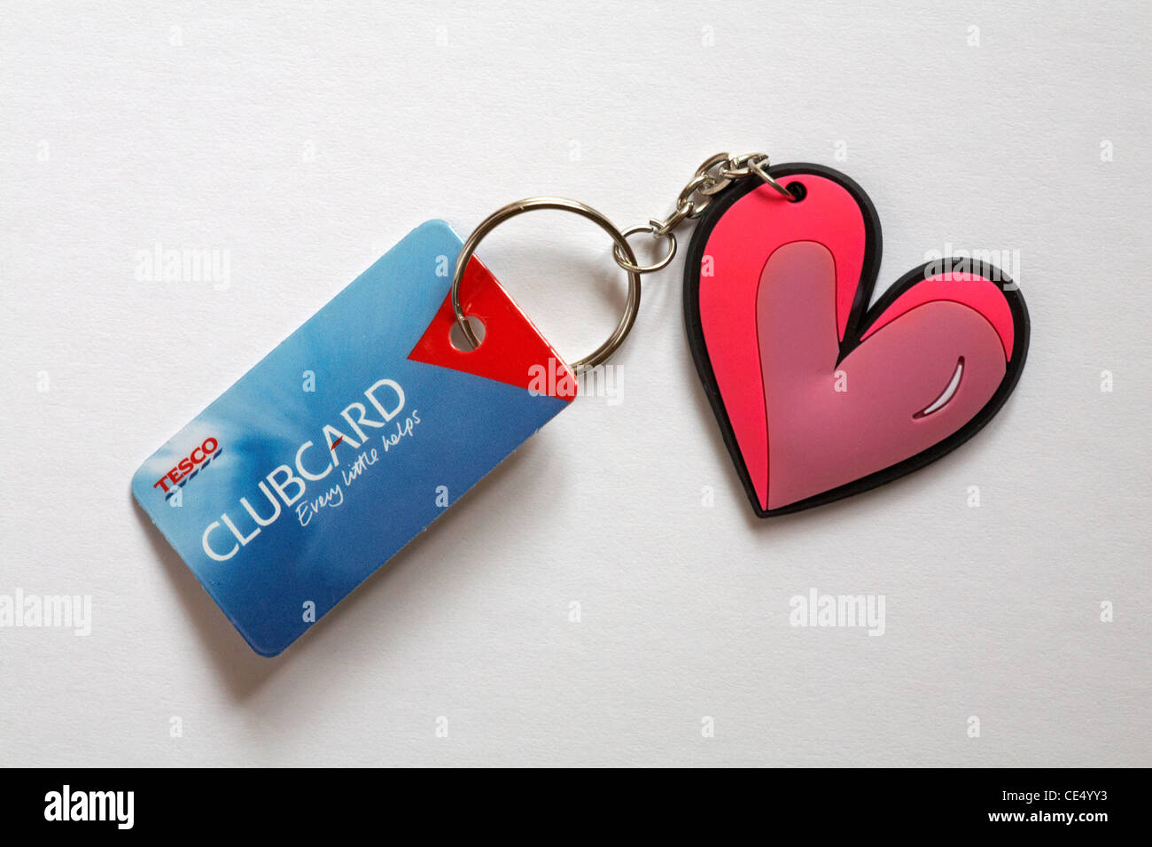 Tesco clubcard attaché au porte-clés porte-clés en forme de coeur isolé sur fond blanc Banque D'Images