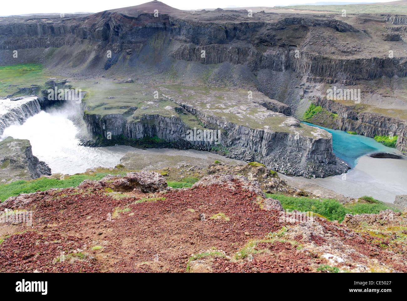 Pour nettoyer la boue de la rivière fleuve rencontre Gulfoss en Islande Banque D'Images