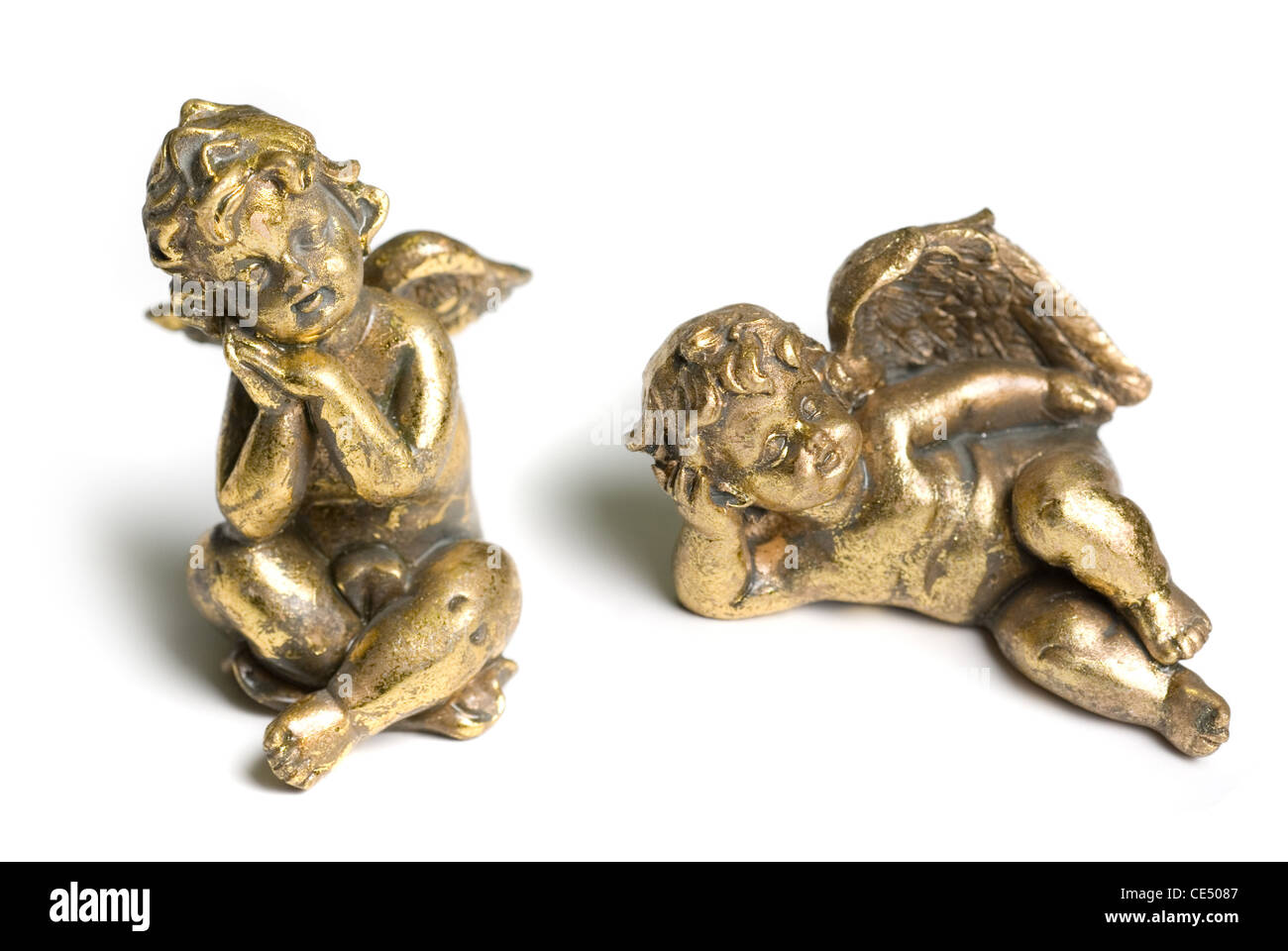 La figure de bronze de Cupids, isolé sur fond blanc Banque D'Images