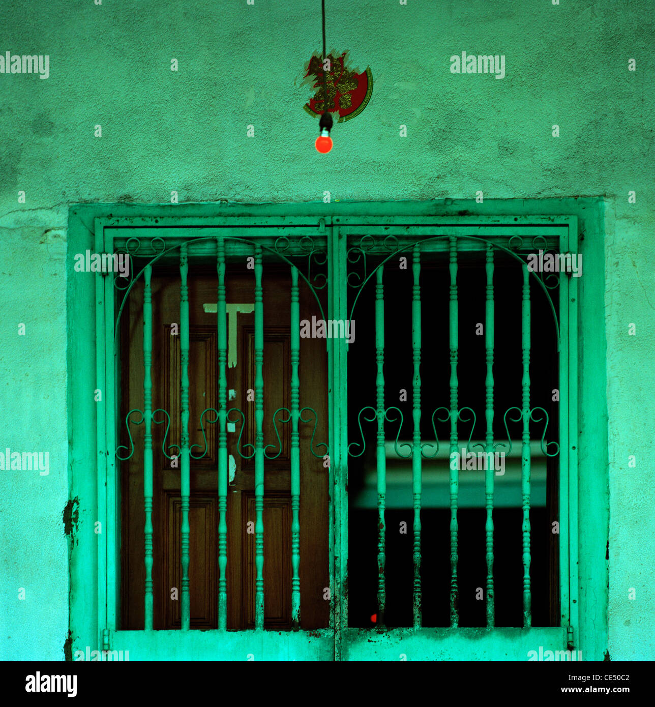 Lumière rouge à une maison verte à George Town dans l'île de Penang en Malaisie en Extrême-Orient Asie du sud-est. Couleur Couleur Georgetown billet Banque D'Images