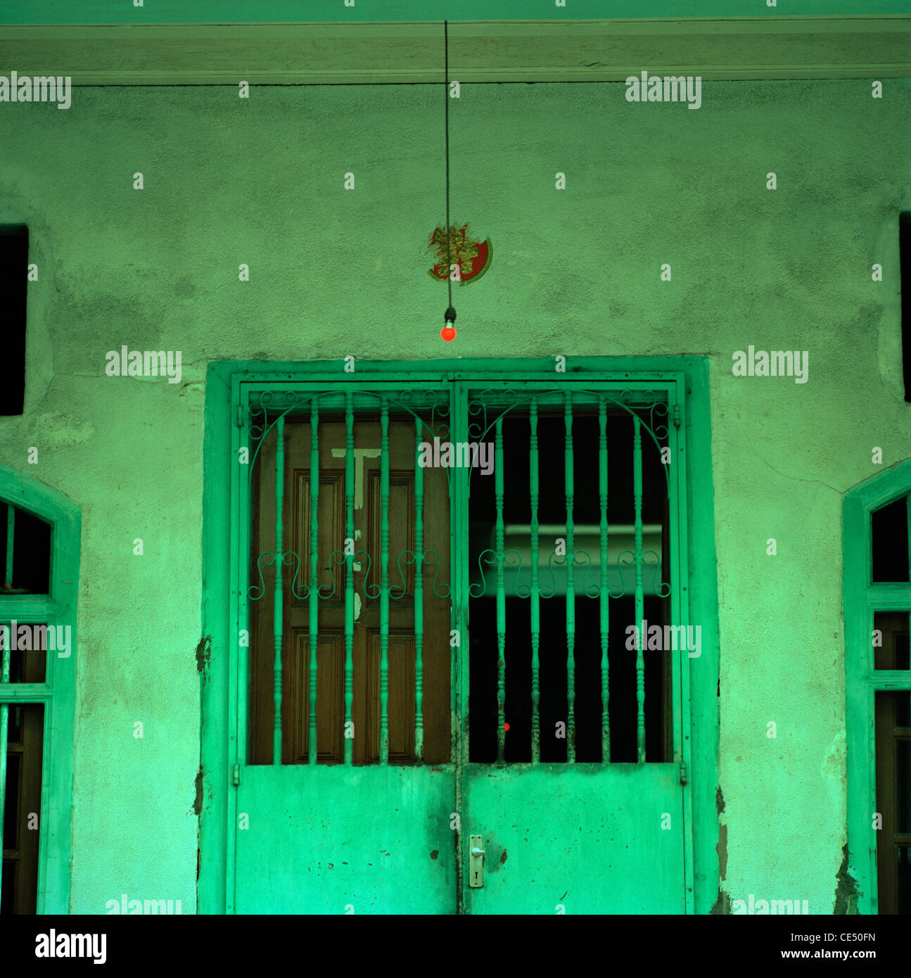 Lumière rouge à une maison verte à George Town dans l'île de Penang en Malaisie en Extrême-Orient Asie du sud-est. Couleur Couleur Georgetown billet Banque D'Images