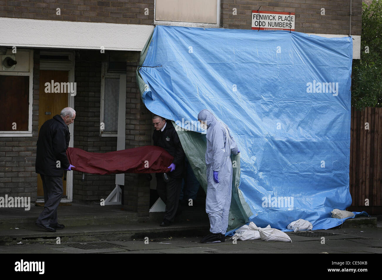 Le corps d'un garçon de 15 ans assassinés est retiré de la scène de crime dans le sud de Londres. Photo par James Boardman. Banque D'Images