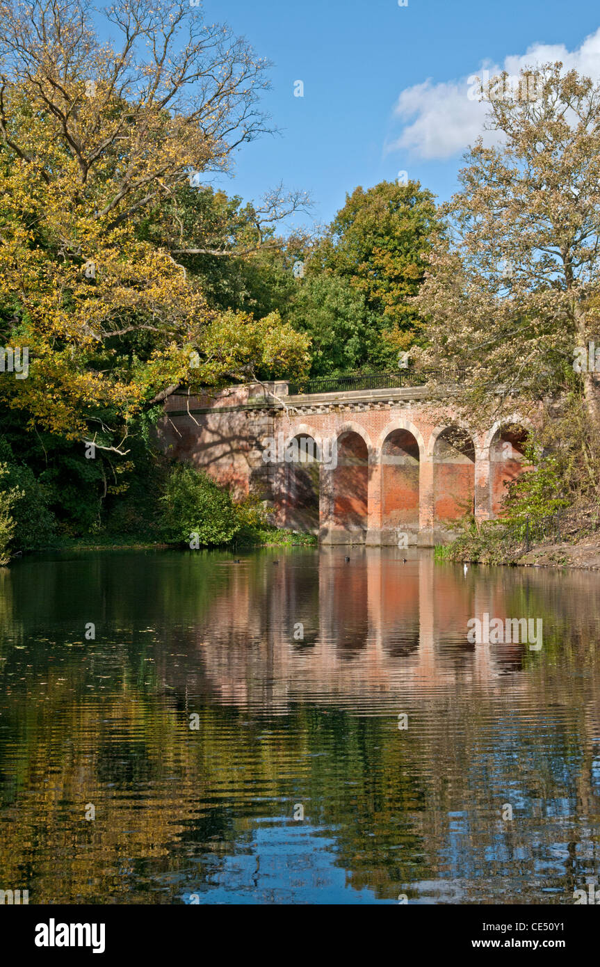 Londres, Hampstead Heath, viaduc étang en automne. Banque D'Images