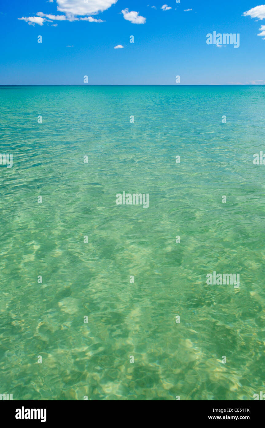Le calme des eaux claires de la mer Méditerranée sur la côte Est de l'Espagne. Banque D'Images