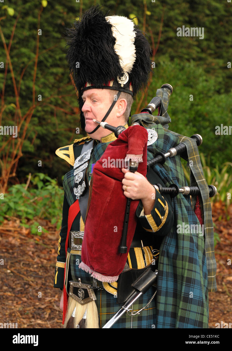 Un cornemuseur militaire en pleine highland dress Banque D'Images