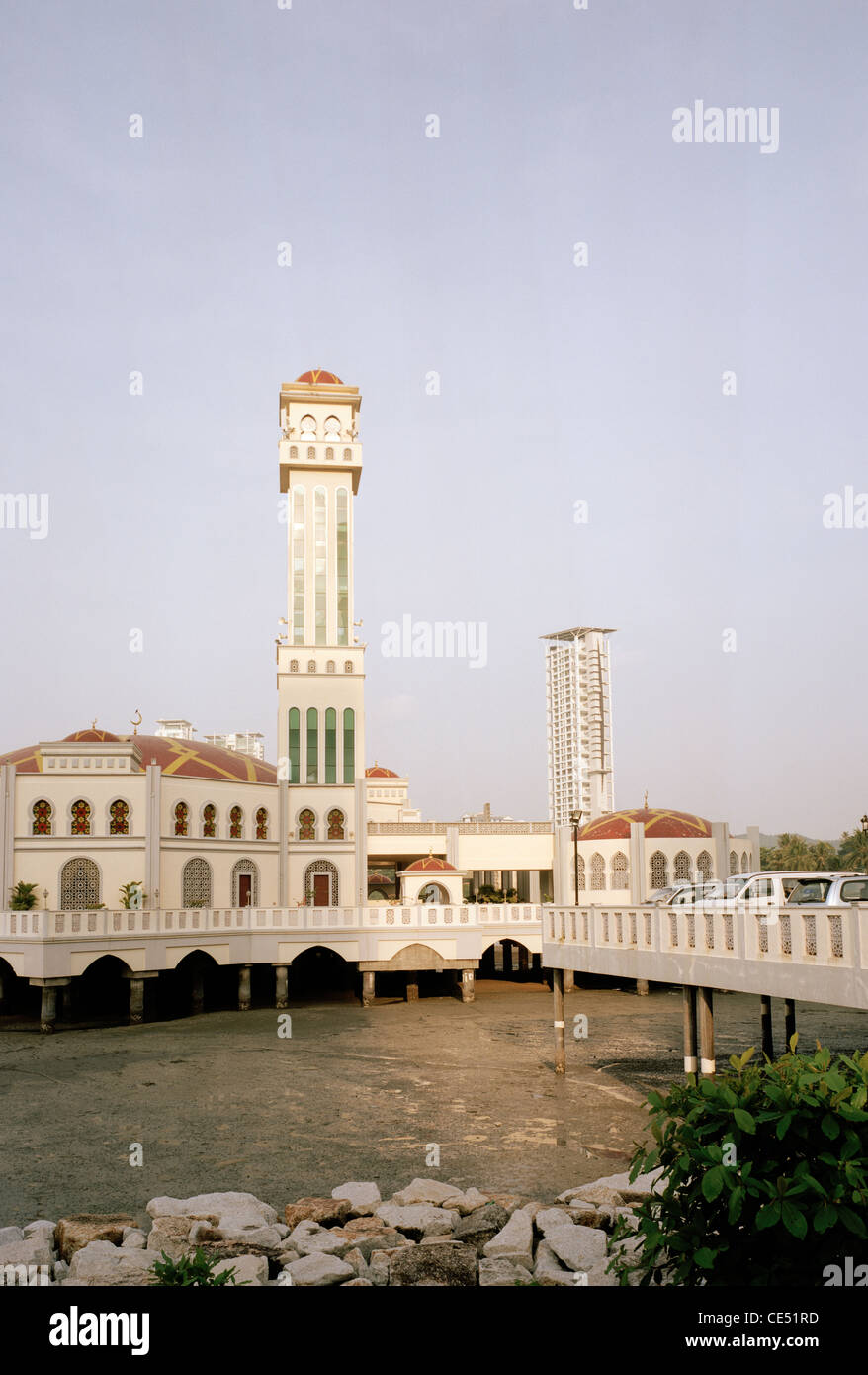 La mosquée flottante islamique Masjid Terapung de Tanjung Bungah dans l'île de Penang en Malaisie en Extrême-Orient Asie du sud-est. L'architecture musulmane de l'Islam Banque D'Images