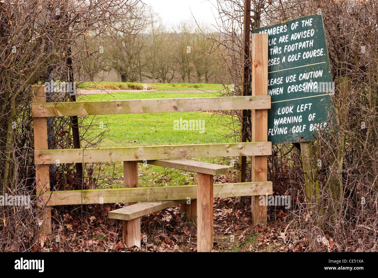 Un montant sur un sentier public avec un signe de voler ramblers avertissement de balles de golf Banque D'Images