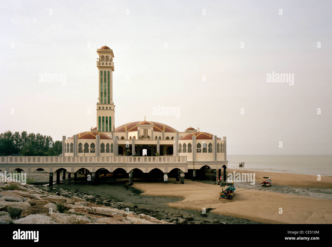 La mosquée flottante islamique Masjid Terapung de Tanjung Bungah dans l'île de Penang en Malaisie en Extrême-Orient Asie du sud-est. L'architecture musulmane de l'Islam Banque D'Images