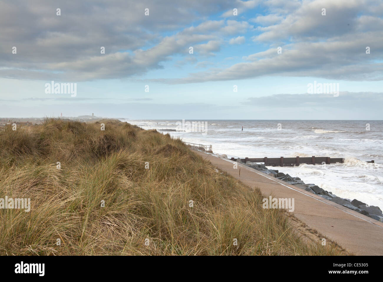 Des vagues à marée haute Eccles-on-Sea, Norfolk, UK Banque D'Images