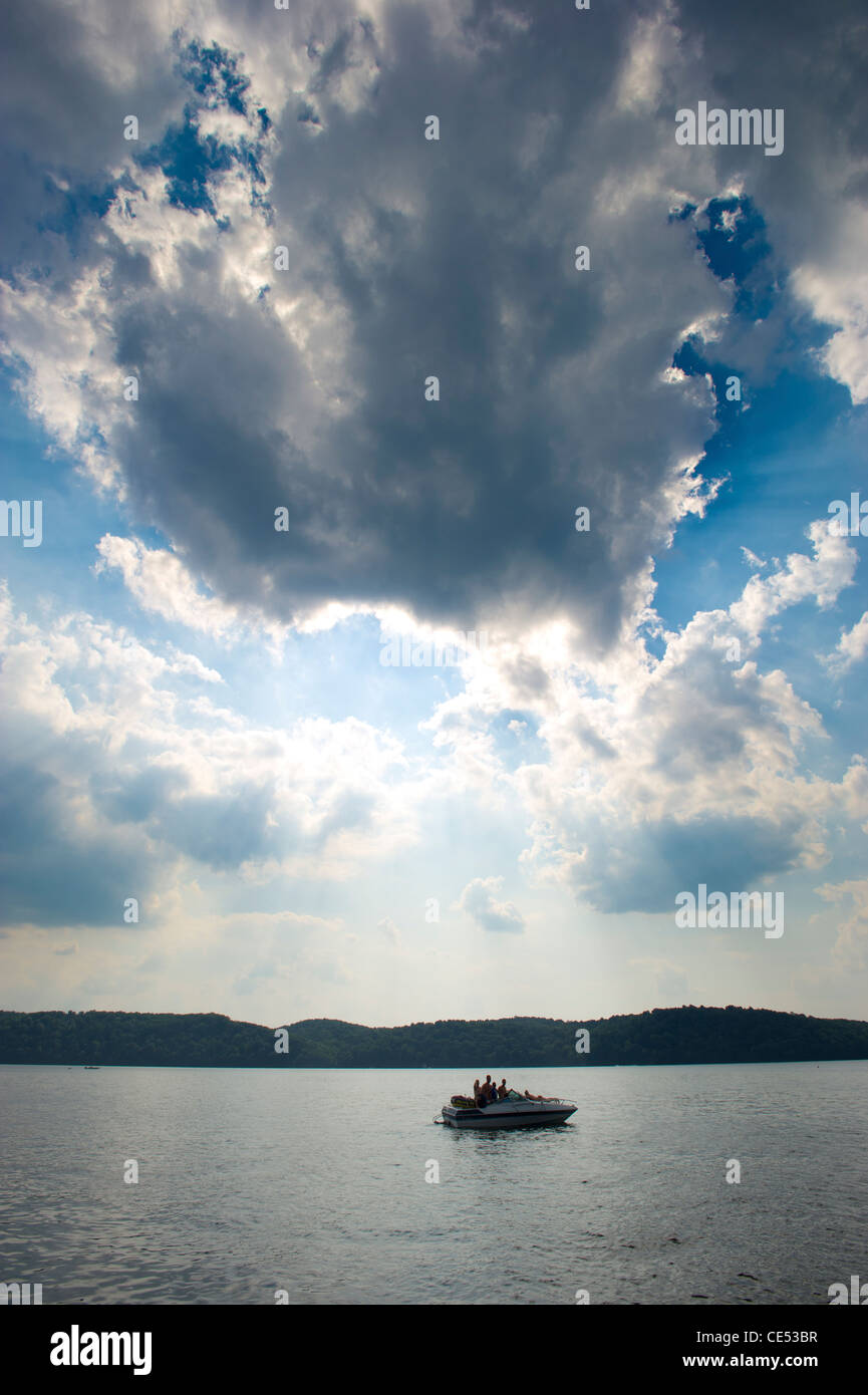 Voile de falaise plongeurs sur l'eau dans des rayons du soleil avec un pic de nuages de grand ciel bleu dans le Maryland près de Mason Dixon line Banque D'Images