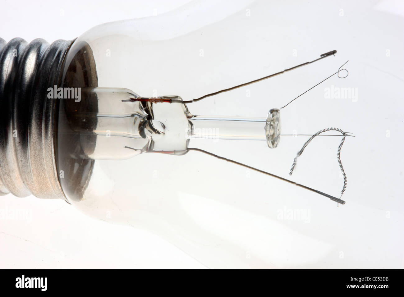 L'ampoule électrique endommagé, déchiré, filament incandescent. Banque D'Images