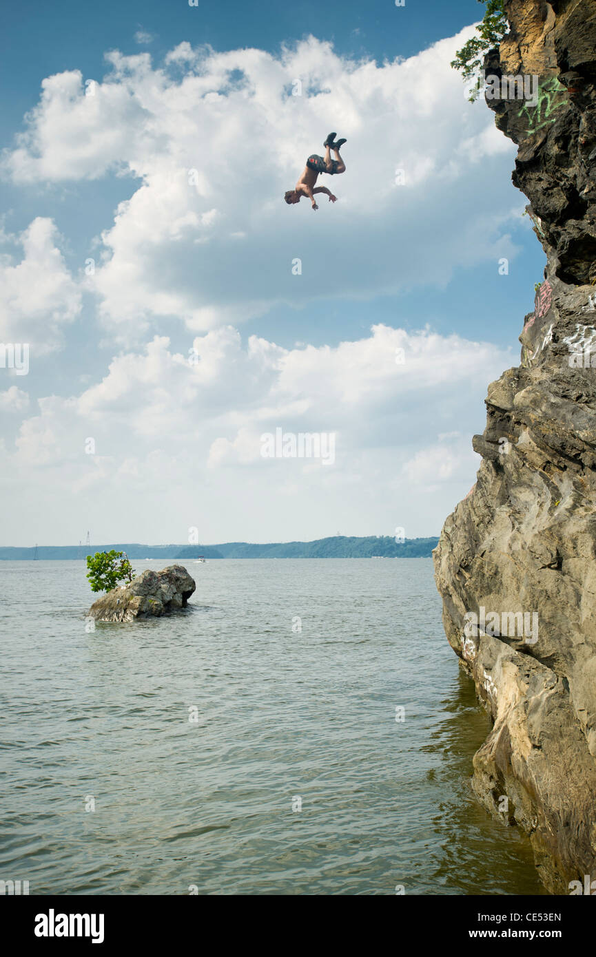 Cliff diver de tomber dans l'eau dans le Maryland près de Mason Dixon line Banque D'Images