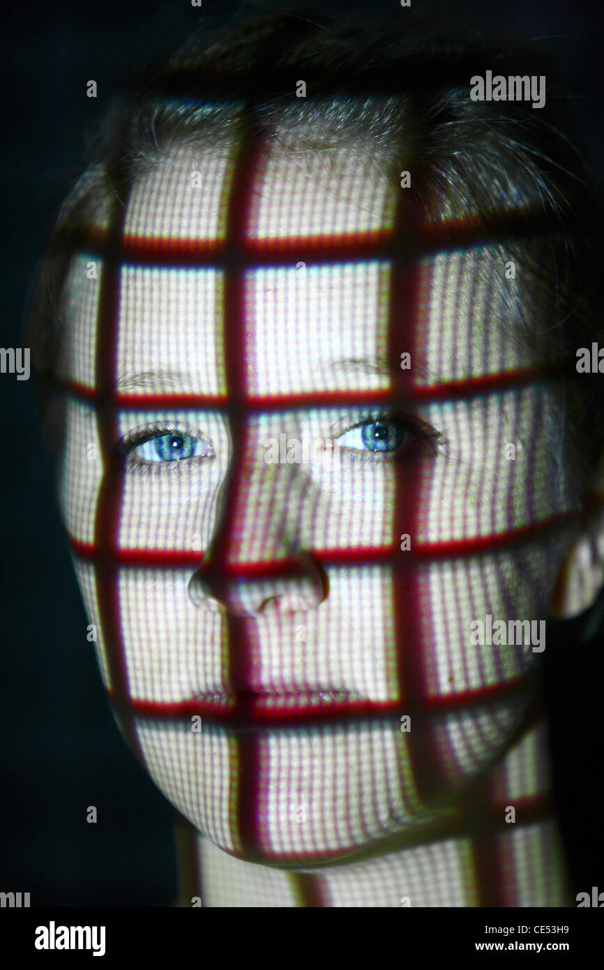 Symbole biométrique, photo. Détection automatique du visage, par un scanner laser. Modèle en 3D d'un visage féminin pour générer des données numériques. Banque D'Images