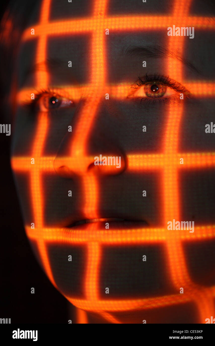Symbole biométrique, photo. Détection automatique du visage, par un scanner laser. Modèle en 3D d'un visage féminin pour générer des données numériques. Banque D'Images