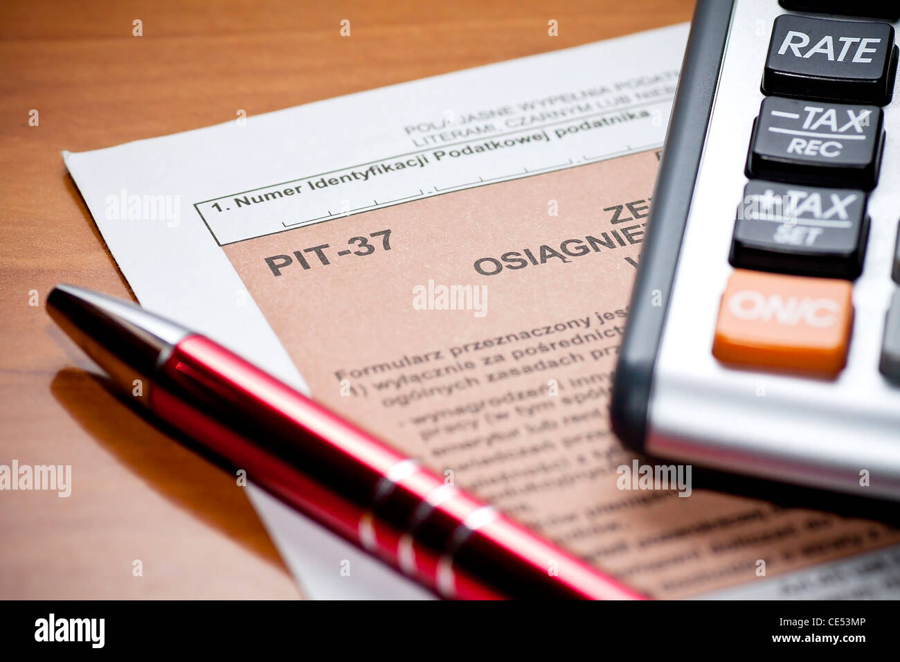 En remplissant le formulaire d'identification-impôt polonais PIT-37. Stylo et Calculatrice. Banque D'Images